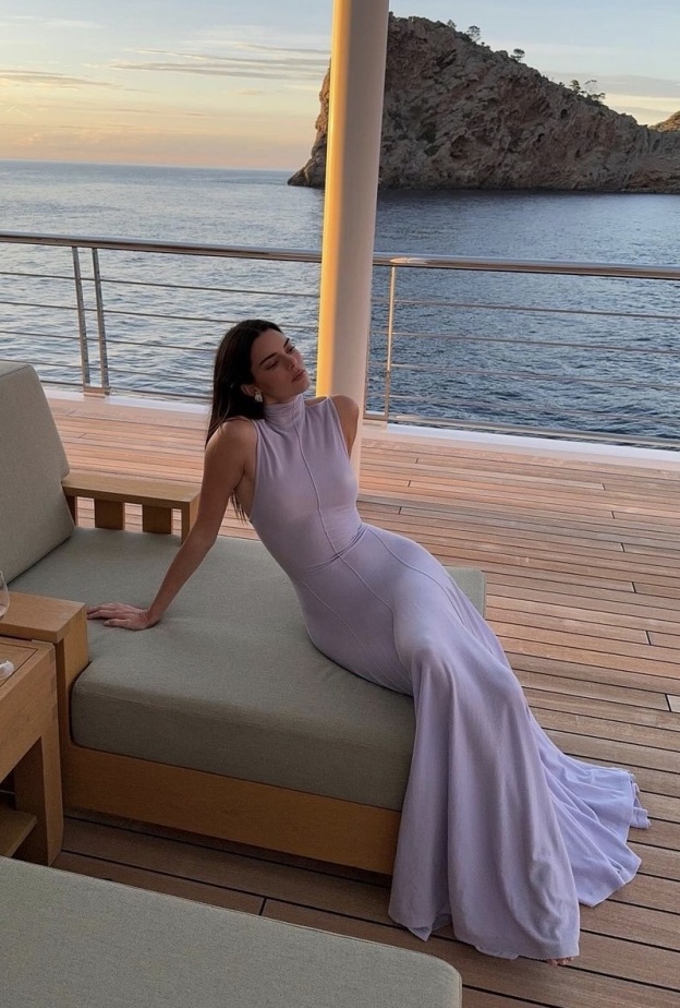 بعد اطلالة كيندال جينير في مايوركا 10 فساتين ماكسي ستحتاجينها هذا الصيف