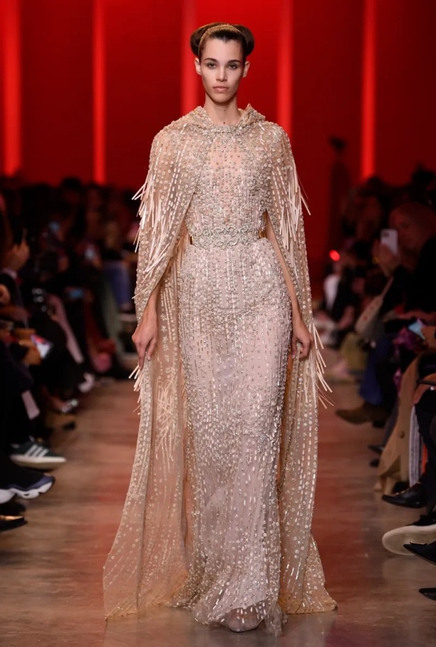 من عروض إيلي صعب لربيع 2024