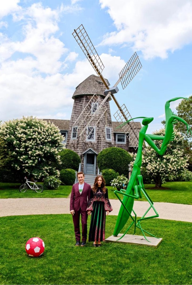 روبرت داوني جونيور وزوجته المنتجة سوزان داوني بجانب طاحونة الهواء الضخمة التي تعود إلى القرن التاسع عشر