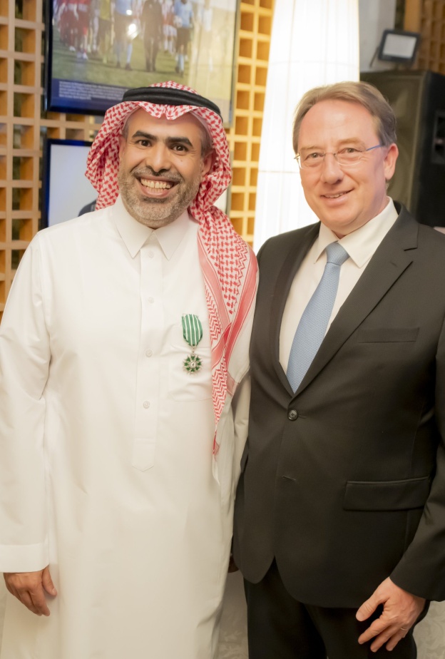 برتبة فارس.. فرنسا تمنح الفنان السعودي أحمد ماطر وسام "الفنون والآداب"