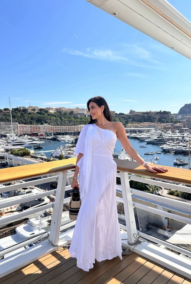 ياسمين صبري تتألق بفستان أبيض ناعم