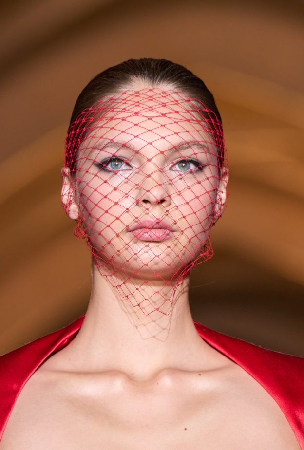 أكسسوارات شعر الشبك الحمراء من دار Tamara Ralph