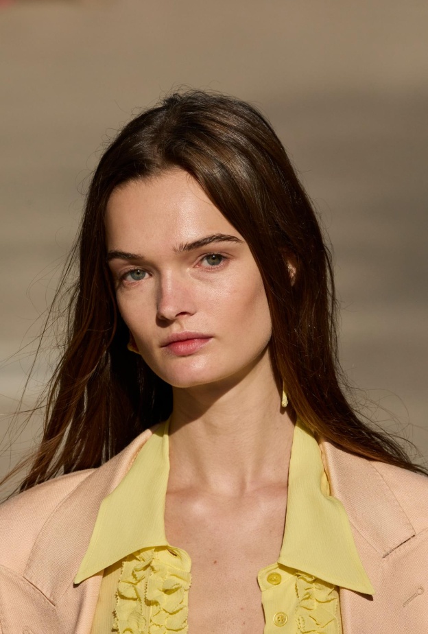 اجعلي شعرك جاهزاً للمغامرة بروتين مثالي للعناية بالشعر خلال سفرك