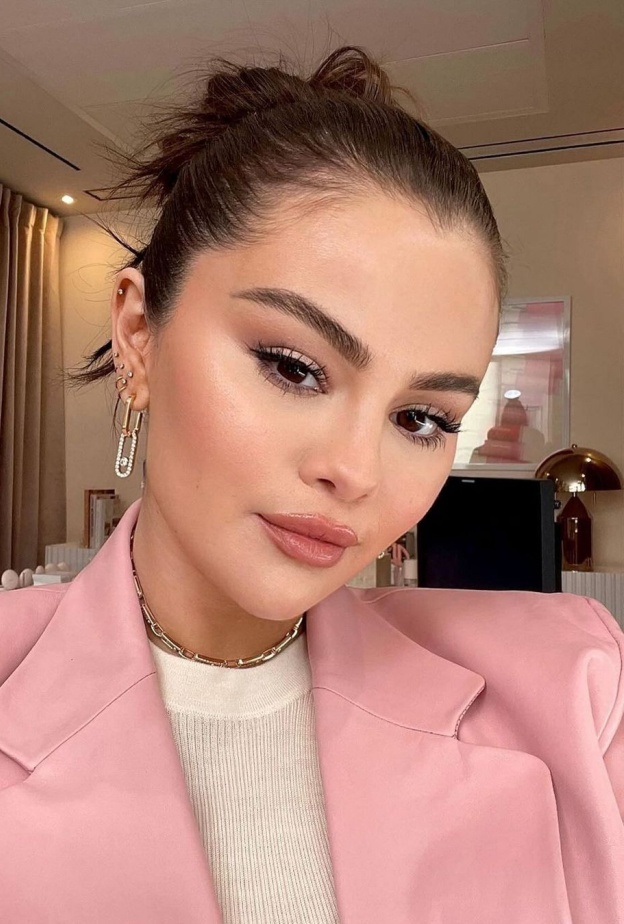 الروج الوردي بأسلوب سيلينا غومز ـ الصورة من حساب خبيرة الشعر على إنستقرام Marissa Marino