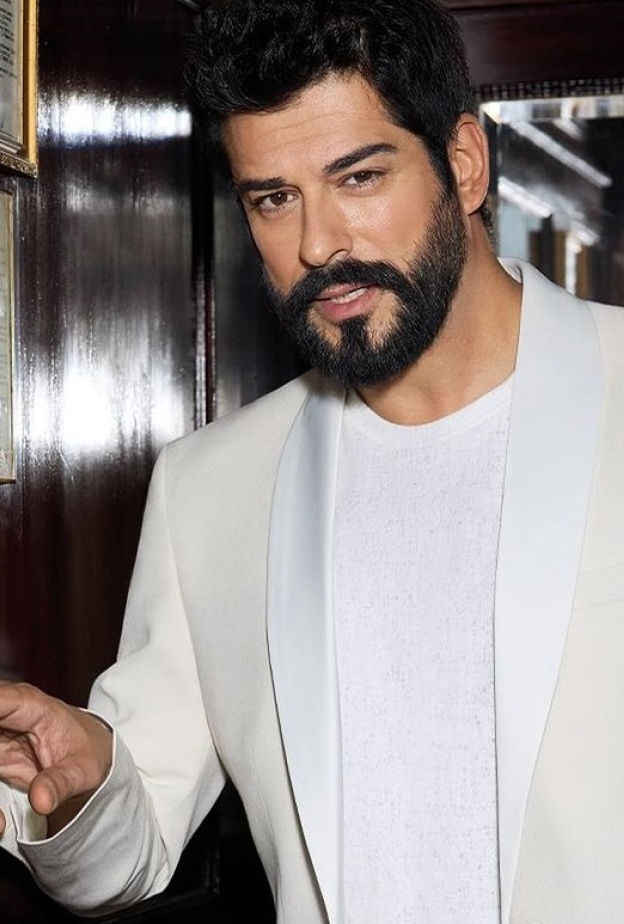 الممثل بوراك اوزجفيت - صورة من حسابه على انستعرام