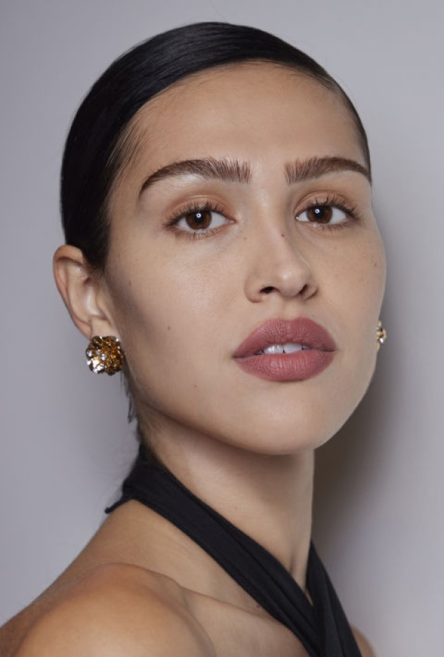 اليك اهم مستحضرات تجميل ترافقك في حقيبة السفر في موسم الصيف