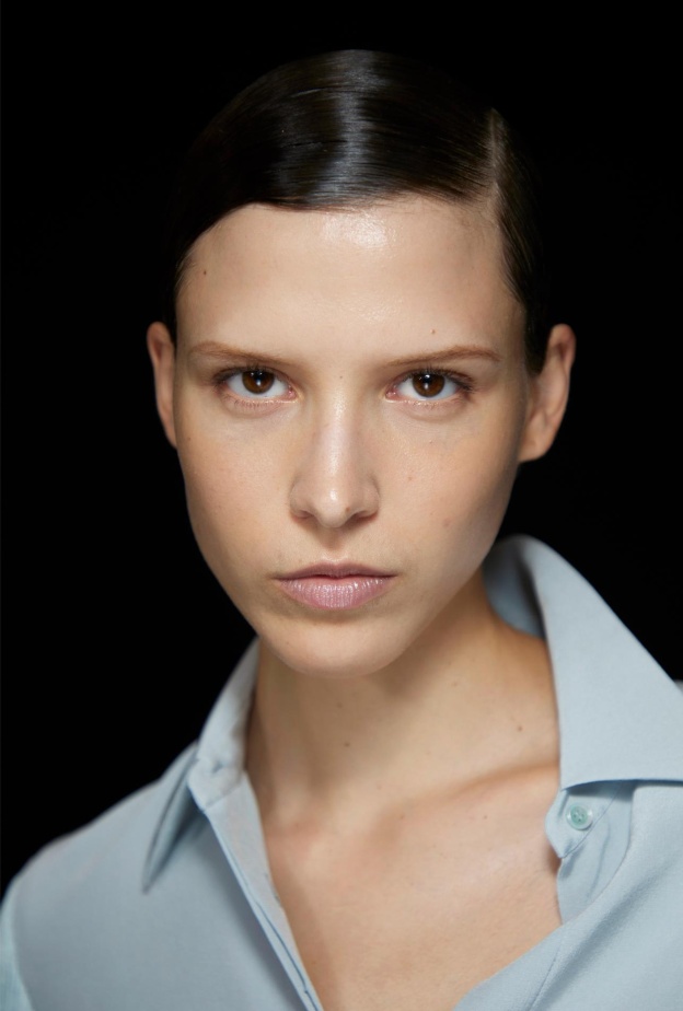 بشرة مشرقة رغم المغامرة.. إليك أفضل النصائح للعناية بالبشرة أثناء التخييم