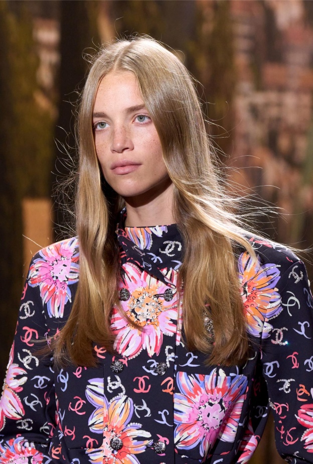 تحويل الشعر إلى لوحة فنية بخلطة الألوان للون شعر عسلي ساحر