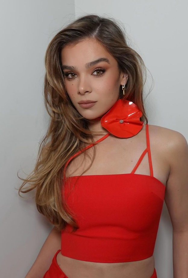 تستخدم ستاينفيلد  ليس فقط الشامبو بل أيضاً الزيت للحفاظ على اللمعان والترطيب