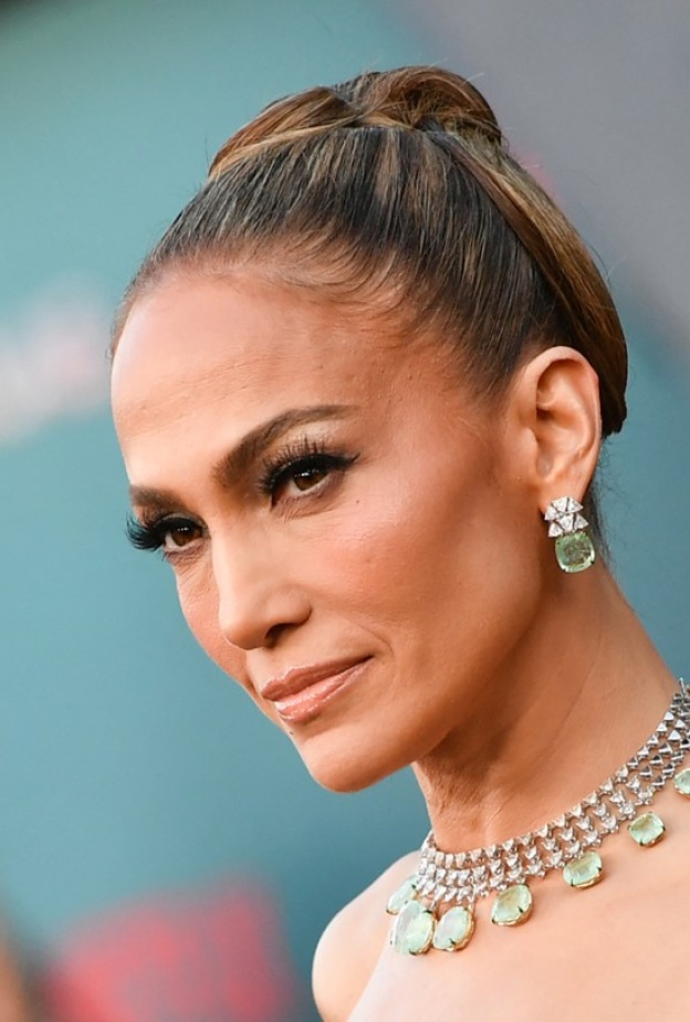 تسريحات الشعر المبلل مع الكعكة بأسلوب جينيفر لوبيز Jennifer Lopez