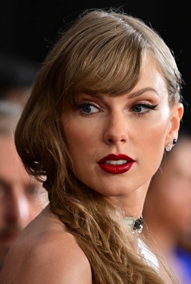 رسمات الآيلاينر السوداء والعريضة على طريقة النجمة Taylor Swift
