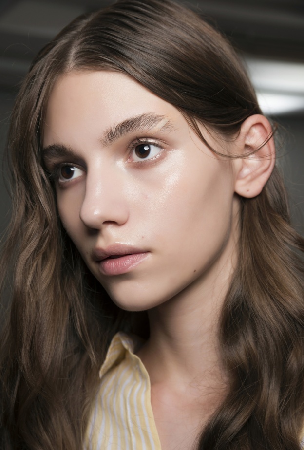 شد الوجه بالمنظار هو إجراء تجميلي يستخدم منظارًا داخليًا وكاميرا صغيرة لإجراء عملية شد الوجه بشكل أقل تدخلاً