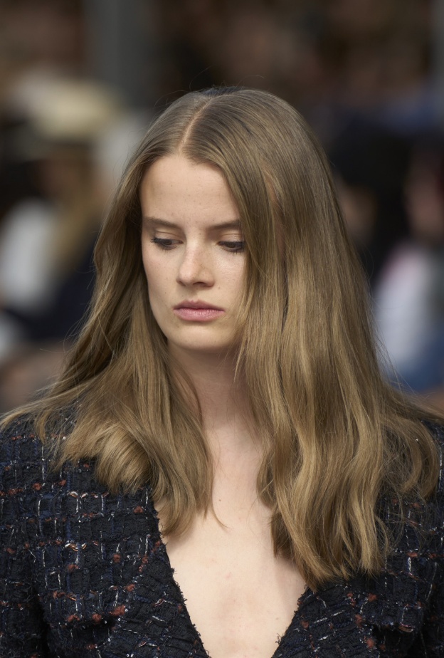 صبغات شعر بتدرجات الكستنائي المتموج من دار CHANEL