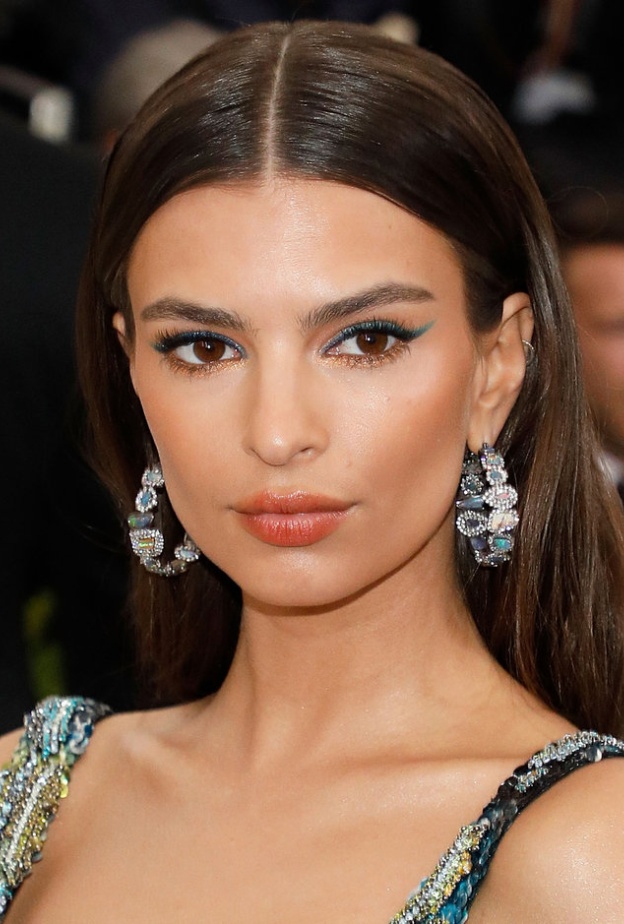 مكياج عيون سموكي وملون من اطلالةEmily Ratajkowski