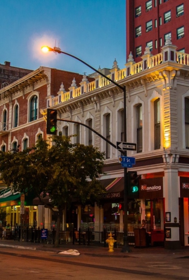 1 في الجادة الخامسة في حي غاسلامب كوارتر التاريخي