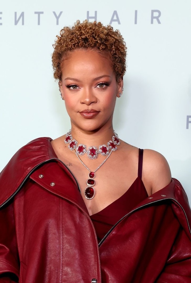 ريهانا بـ نيو لوك الشعر القصير موضة الصيف وتطلق منتجاتها  Rihanna X Fenty Hair