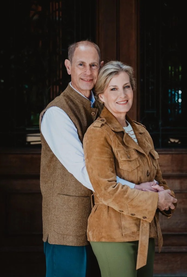 أصدر دوق ودوقة إدنبرة صورة جديدة للاحتفال بذكرى زواجهما