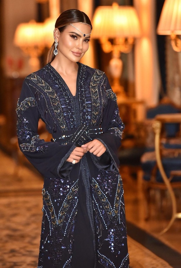 مريم الأبيض بقفطان مغربي لافت باللّون الكحلي