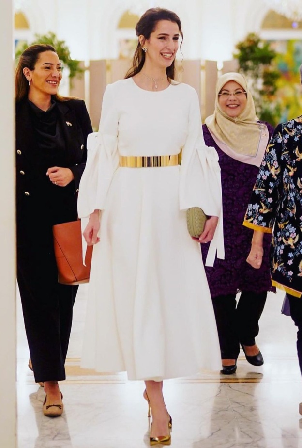 إطلالات كلاسيكية للأميرة رجوى تكشف عن ذوقها المميّز في إختيار ملابسها.. أناقة عالية وستايل خاص 