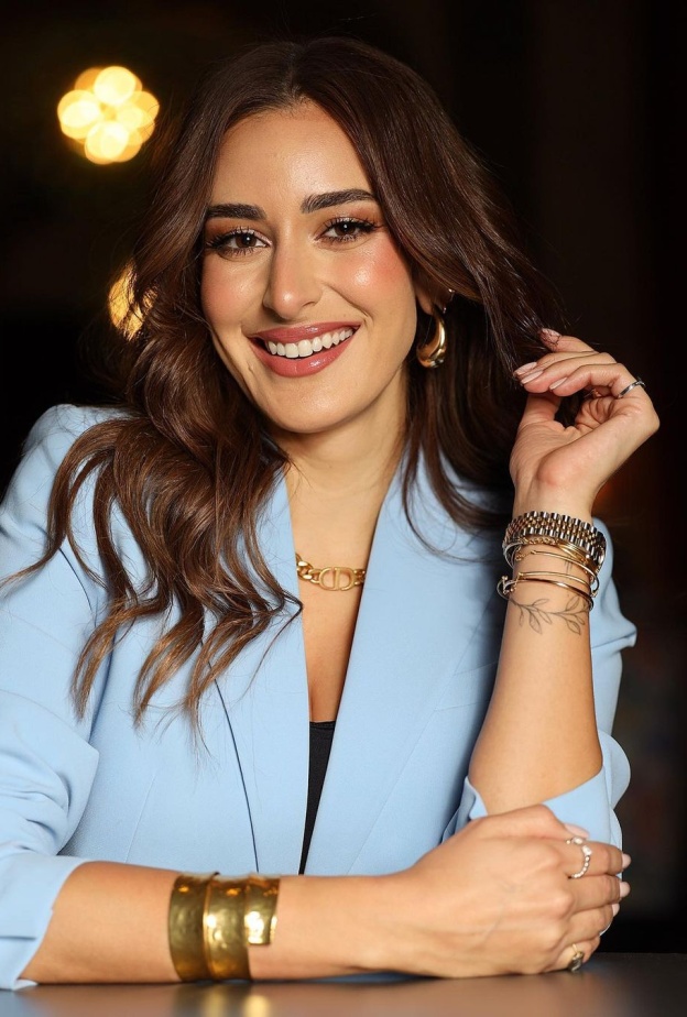 إطلالة أمينة خليل بالشعر البندقي المتوسط الحدّة بلون موحّد