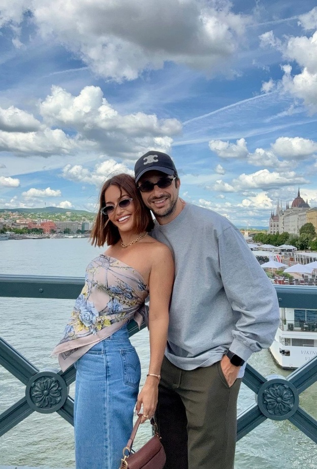 احدث اطلالات كارن وازن مع ابنيتها وزوجها في موسم الصيف