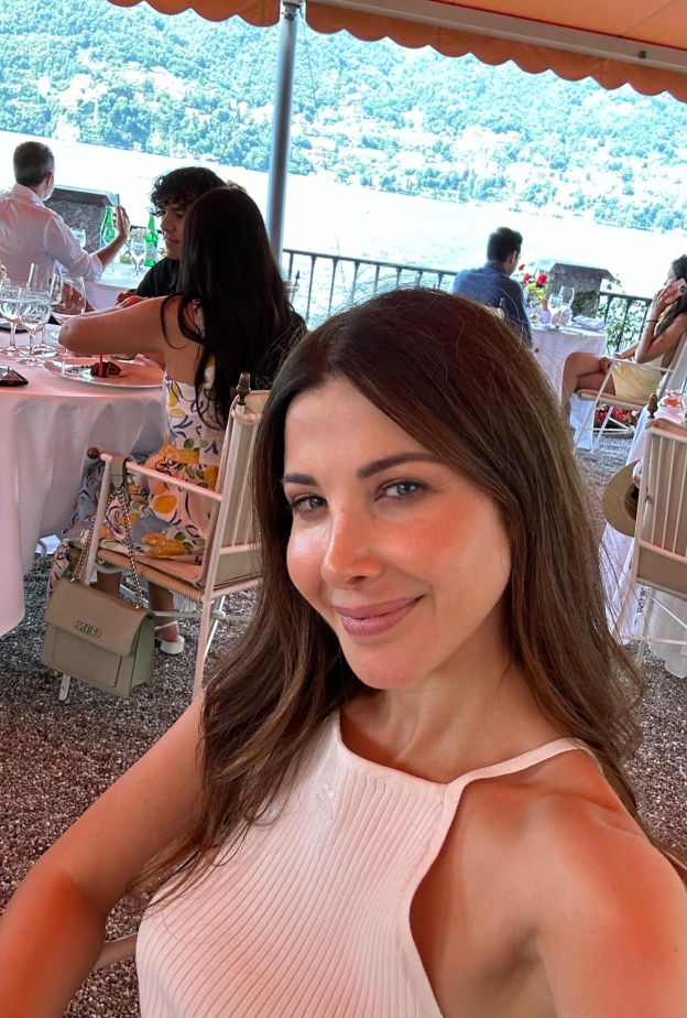 نانسي عجرم بدون مكياج في اجازتها على البحر