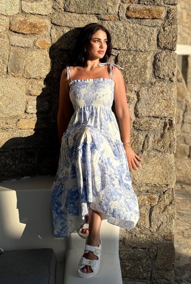 تنسيقات صيفية عصرية لـ درة التونسية في اجازتها باليونان تلهم بها الشابات في إجازات السفر