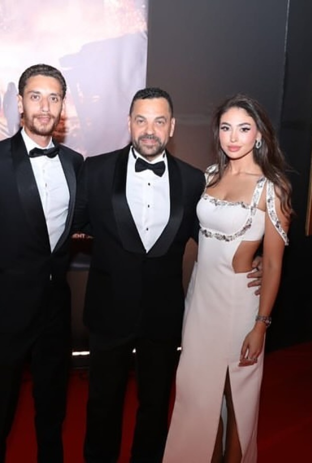 طارق العريان وزوجته وابنه