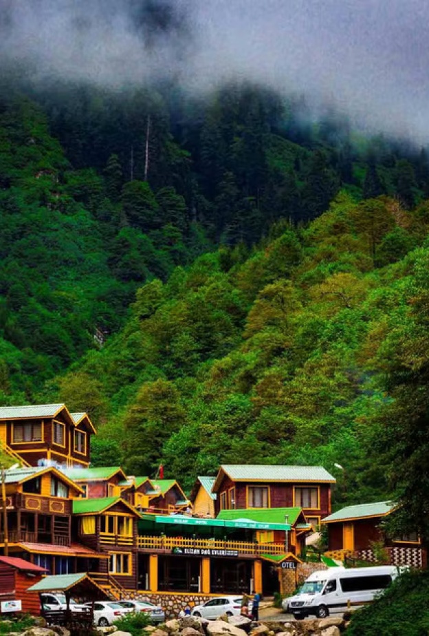 تقع قرية آيدر على تلة خضراء في مدينة ريزي 