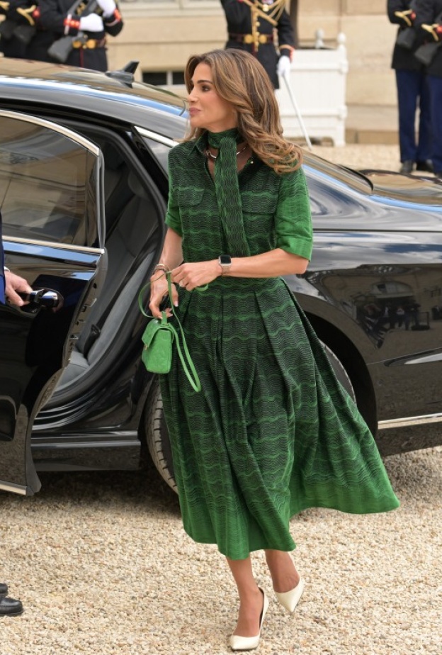 الملكة رانيا تتألق بإطلالة كلاسيكية بأحدث ظهور في فرنسا