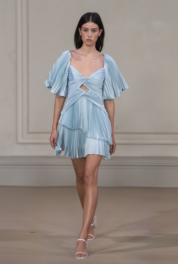 اختاري فساتين أزرق قصيرة بدرجات متعددة لإطلالة ملفتة ومتألقة