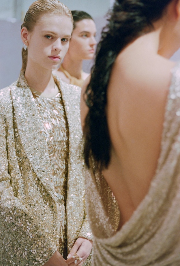 صور حصرية لـ"هي" من كواليس عرض أزياء Dior... نظرة عن كثب لشغف وحرفية الدار العريقة