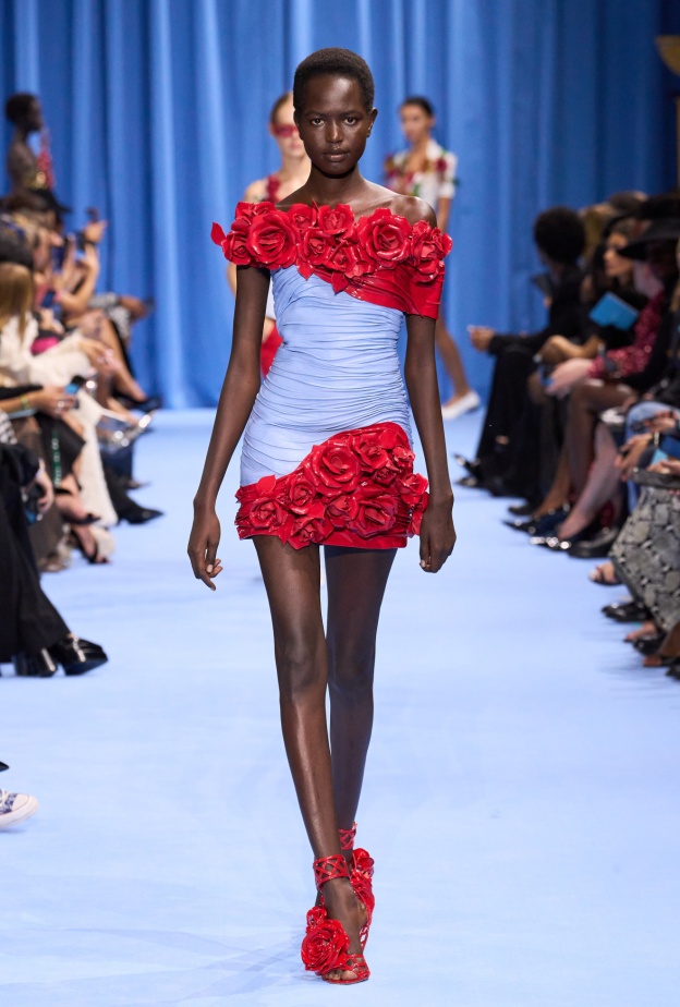 3 طرق مختلفة لارتداء فساتين الورود هذا الصيف