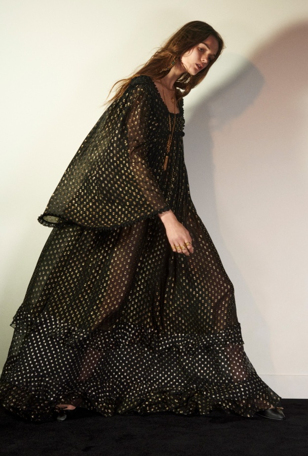 مجموعة Chloé لصيف 2025... التقاء الأضداء في خزانة ملابس مليئة بالفرح والحرية مع لمسة من الفخامة