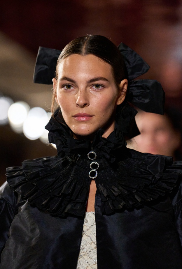 مجموعة شانيل لشتاء 2025 تحيي المكياج الطبيعي وعقدة الساتان على الشعر