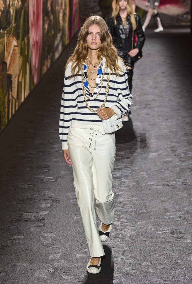  أهمية البنطلون الأبيض تبدأ مع بداية كل صيف