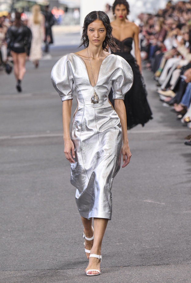 انعكاسات الأزياء الميتالك على فصل الصيف .. بريق وجاذبية