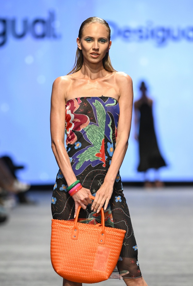 موضة الحقائب المرجانية صيحات أكثر جاذبية في الصيف