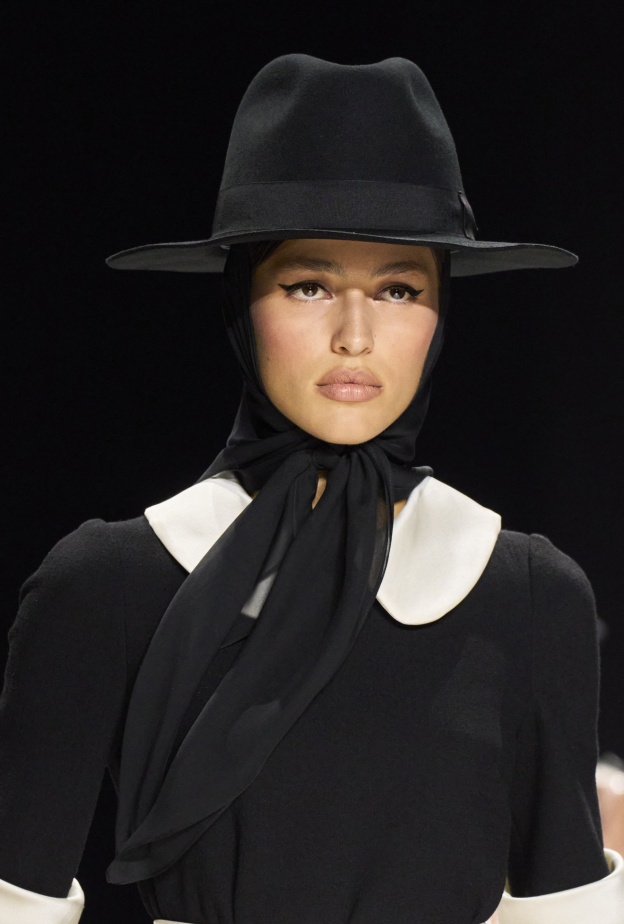 تصايم قبعات خارجة عن المألوف من Dolce Gabbana