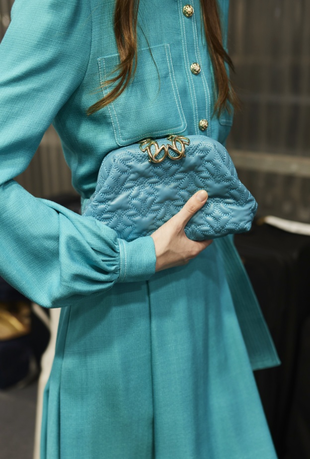 حقائب الكلتش المتجددة أكسسوارات أساسية في الصيف