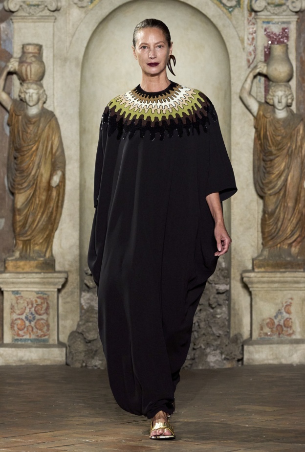 في عيد الأضحى 2024 انتقي موضة الفساتين السوداء