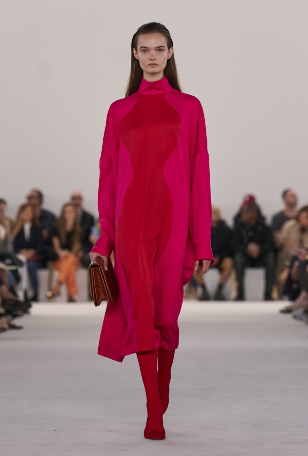 اللون الأحمر يتصدّر إطلالاتك أول أيام العيد