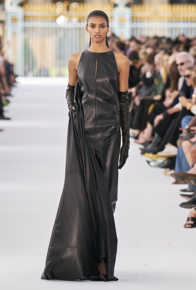 فستان جلد أسود منGivenchy