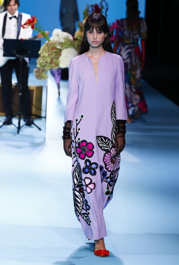 أجمل صيحات الفساتين المنقوشة مع الألوان النابضة