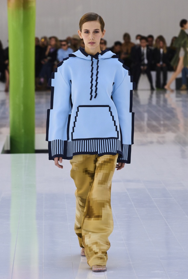 الموضة ليست جدية دائماً.. فما رأيك؟