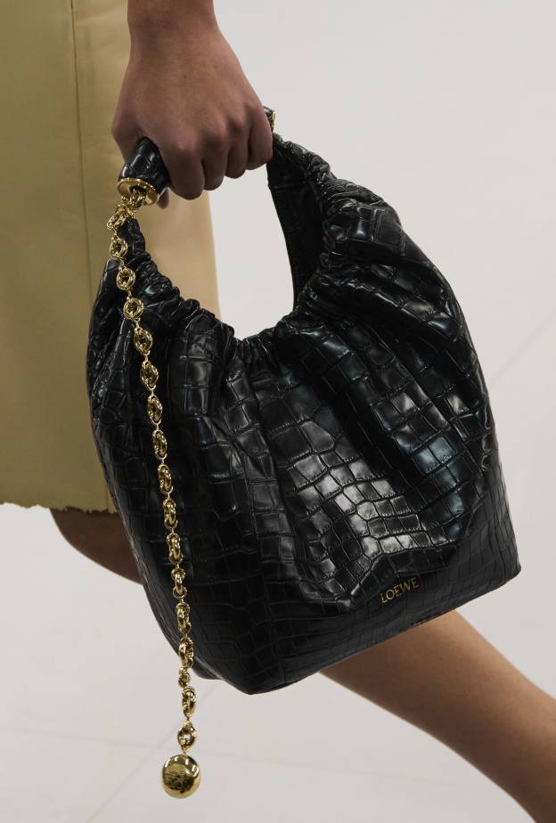 السلاسل الذهبية تسيطر على موضة الحقائب الصيفية