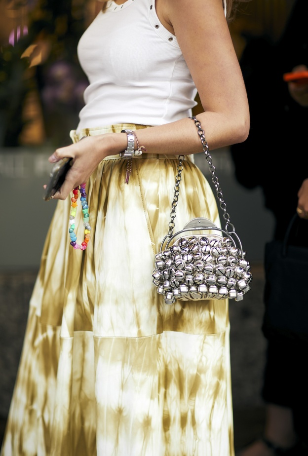 حقائب يد مربعة مع سلاسل الخرز الطويلة