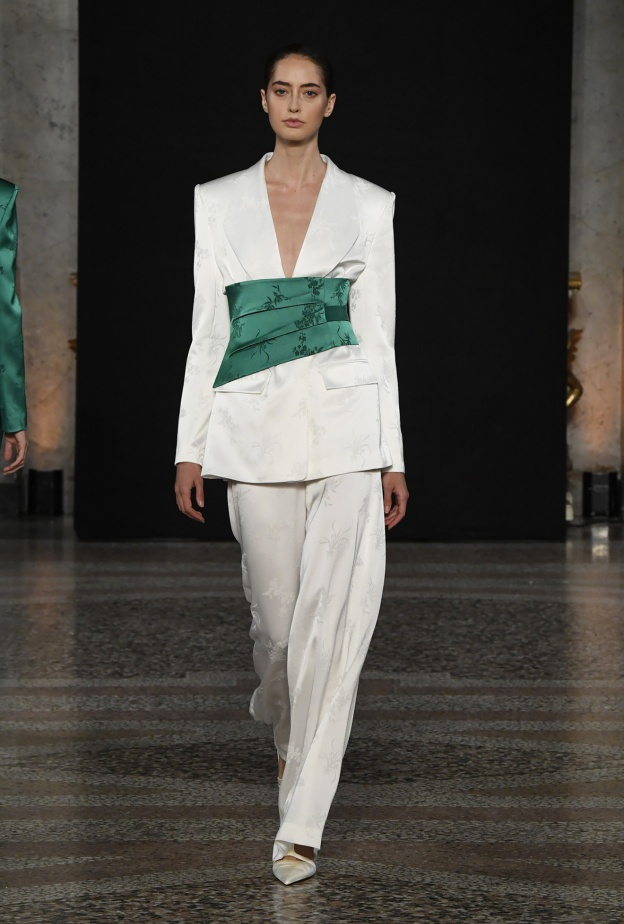 موضة البناطيل البيضاء أناقة كاجوال لا تزول في الصيف