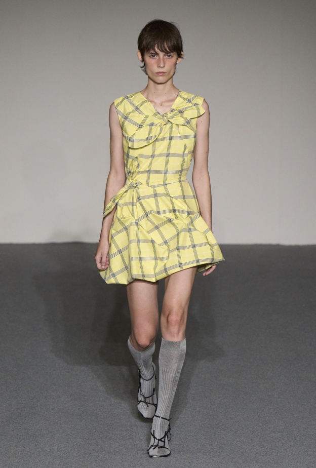 موضة الفساتين المقلمة تمنحك الجاذبية في عطلة الصيف