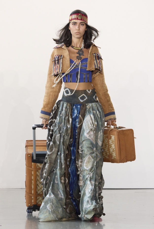 ملابس سفر لوجهة سياحية فيها مهرجانات للاستمتاع بالوقت Merdi Sihombing 